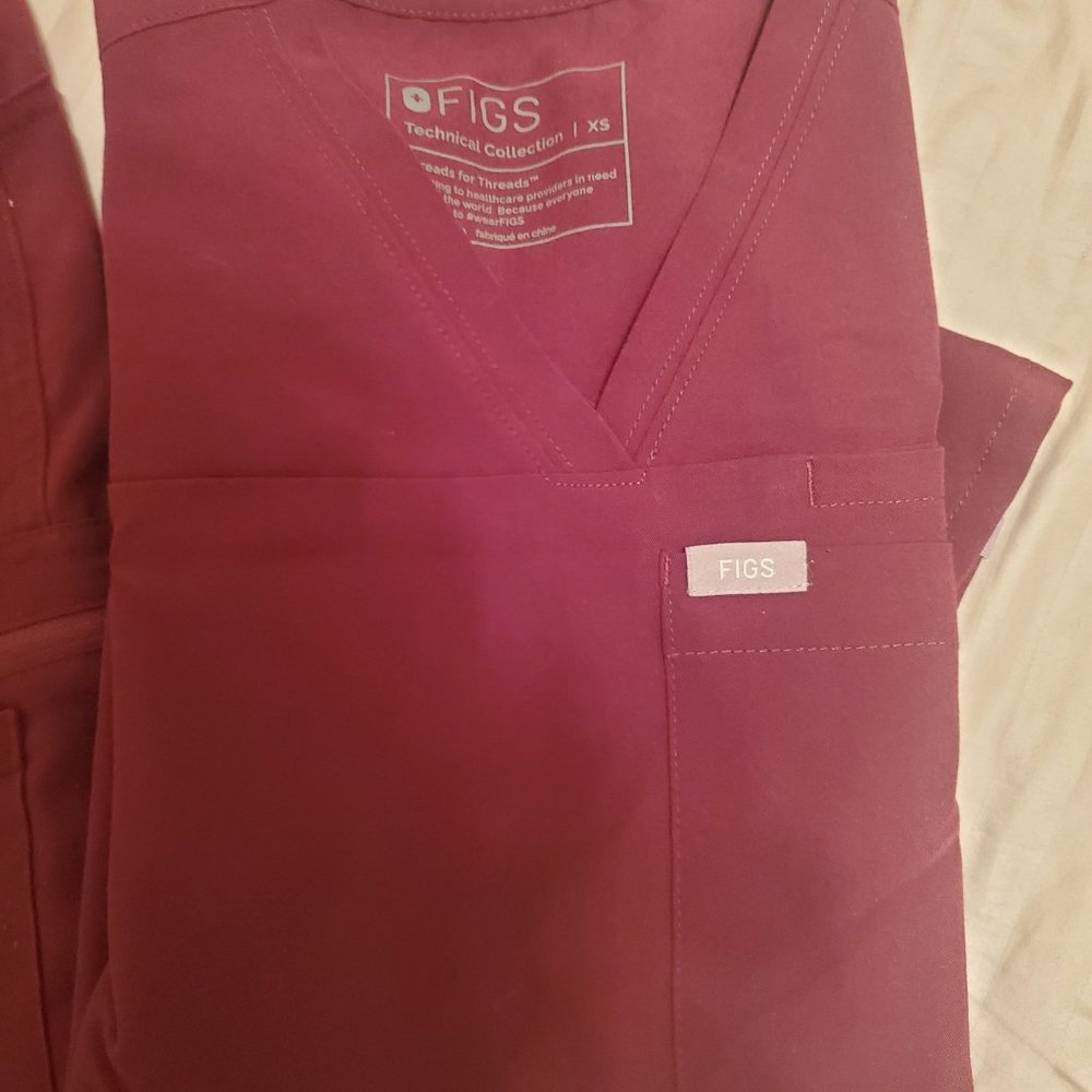 Figs scrubs xsmall in top. Small in bottom - Picture 2 of 2